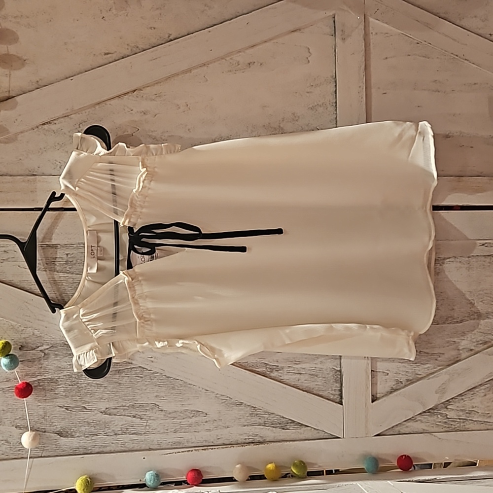 LOFT Sleeveless blouse size S .  off white color.